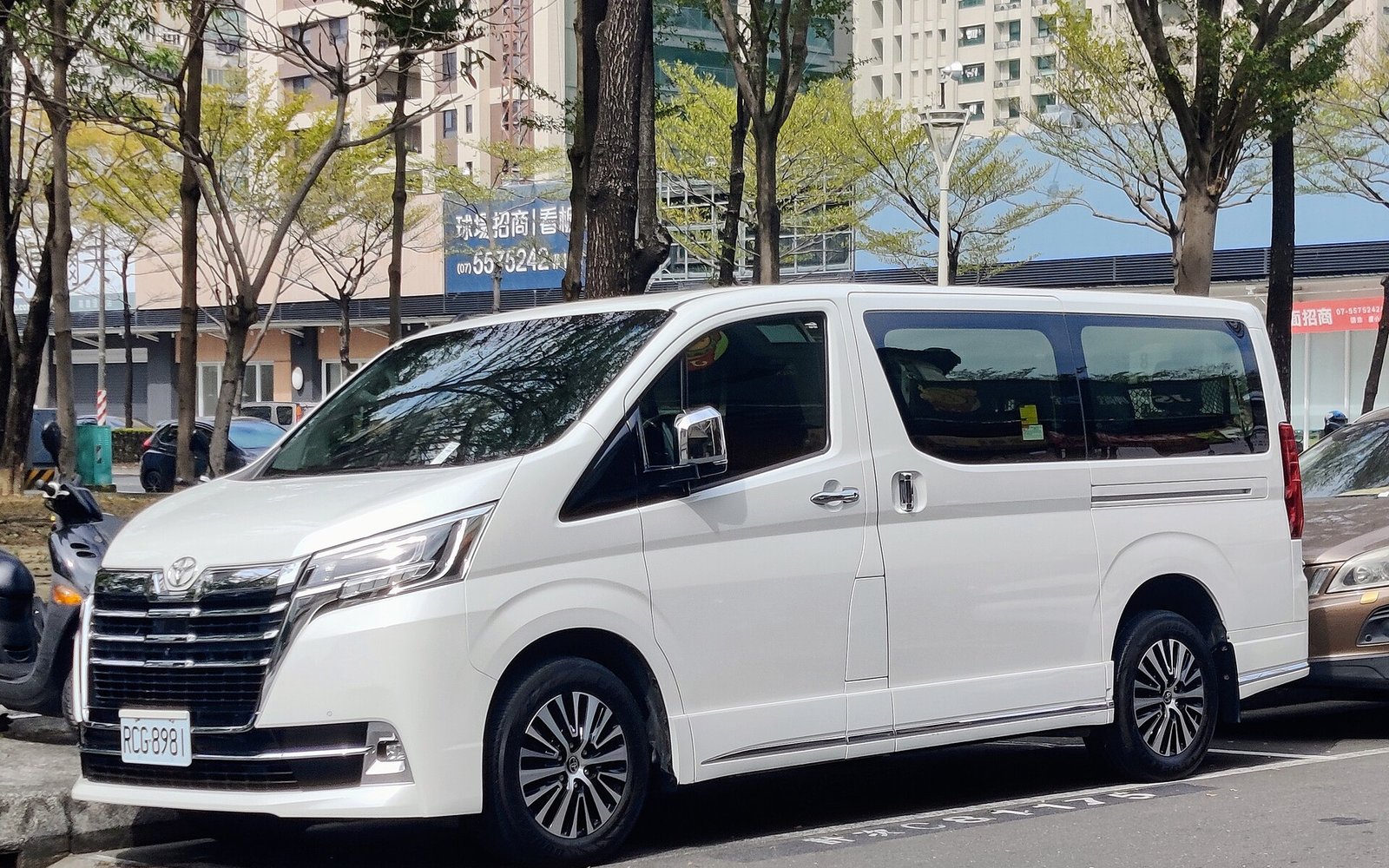 Аренда Toyota Granvia 2024 в Дубае