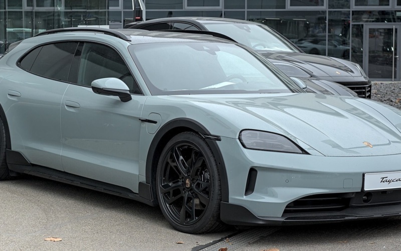 Porsche Taycan 2024 a noleggio a Dubai