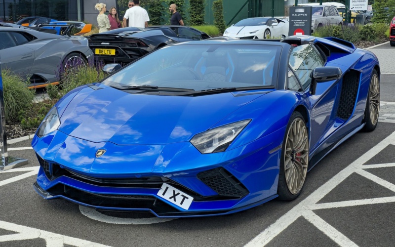 Lamborghini Aventador S Roadster 2020 в аренду в Дубае