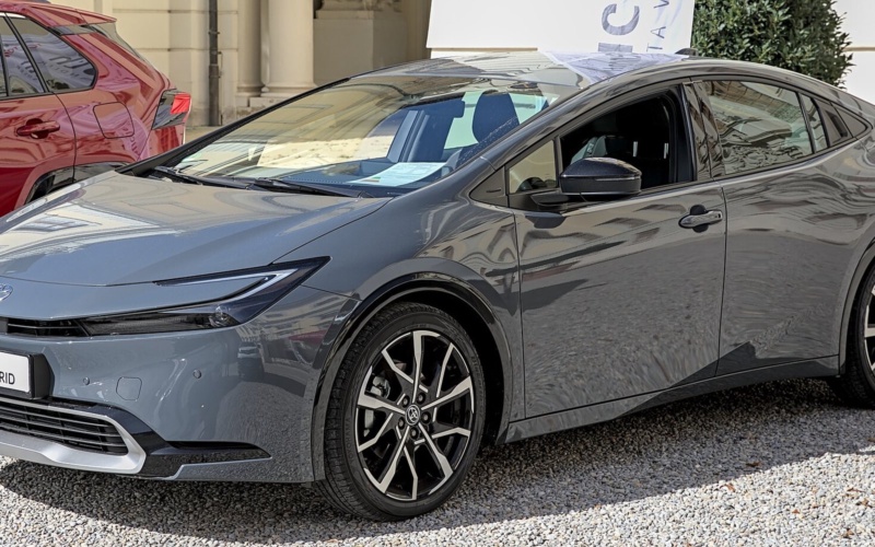 Toyota Prius 2024 в аренду в Дубае