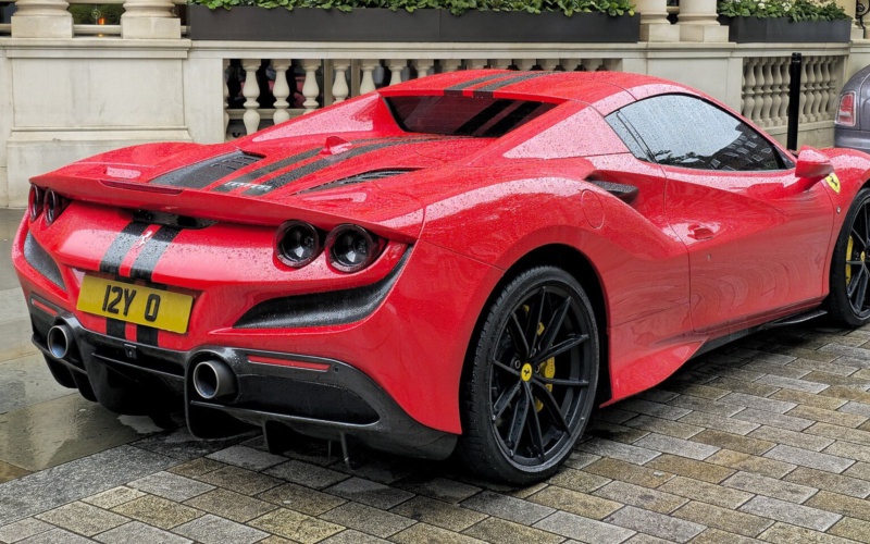 Ferrari F8 Spider 2023 в аренду в Дубае