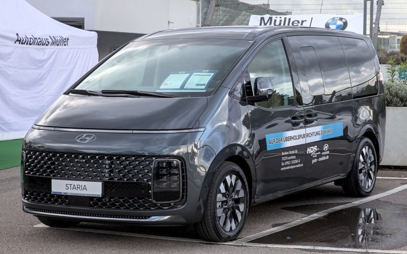 Hyundai Staria 11 Seater 2024 a noleggio a Dubai