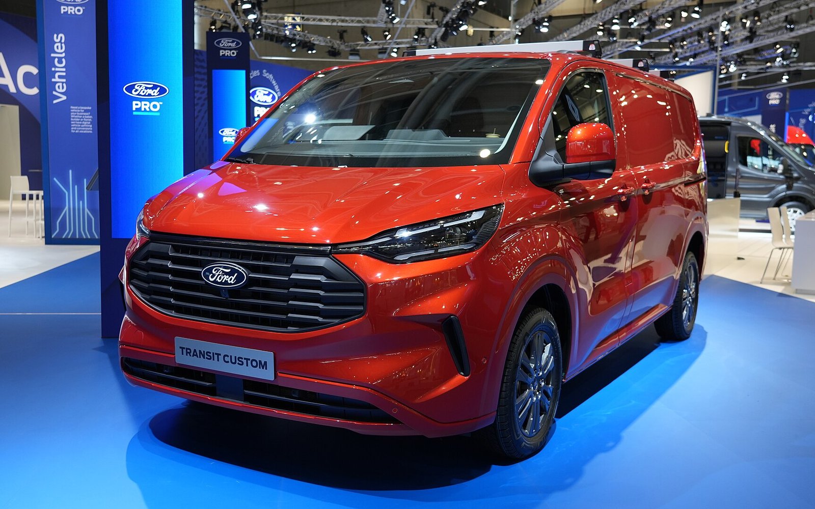 Аренда Ford Transit 14 мест 2024 в Дубае