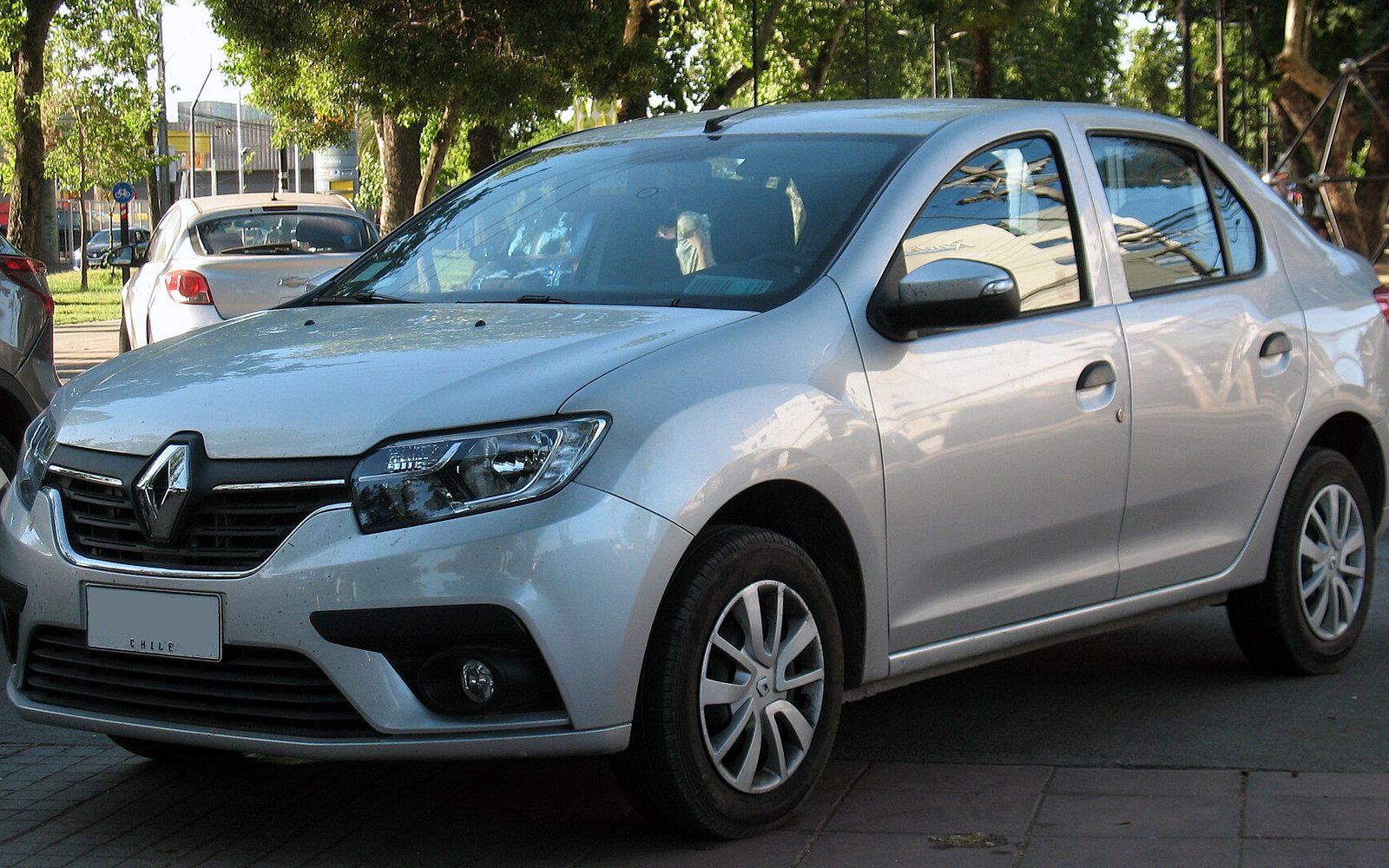 Аренда Renault Symbol 2024 в Дубае