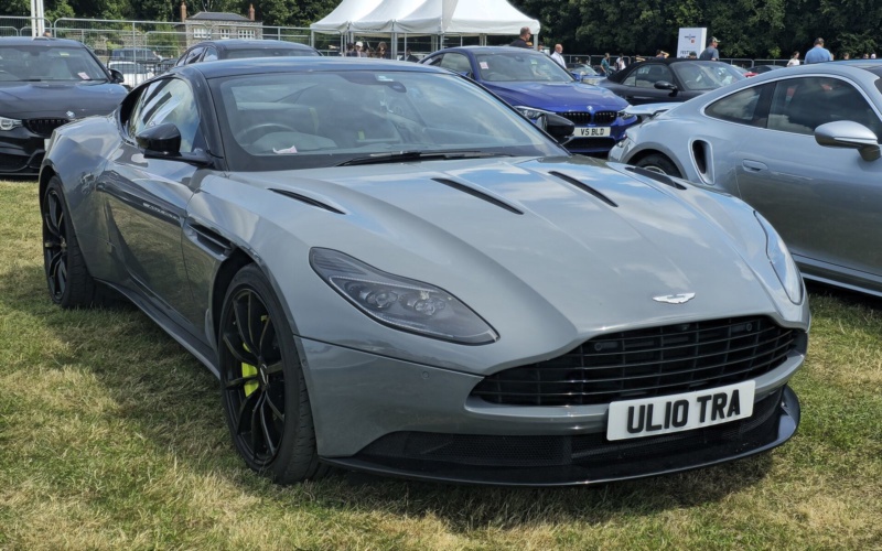 Aston Martin DB11 2022 в аренду в Дубае