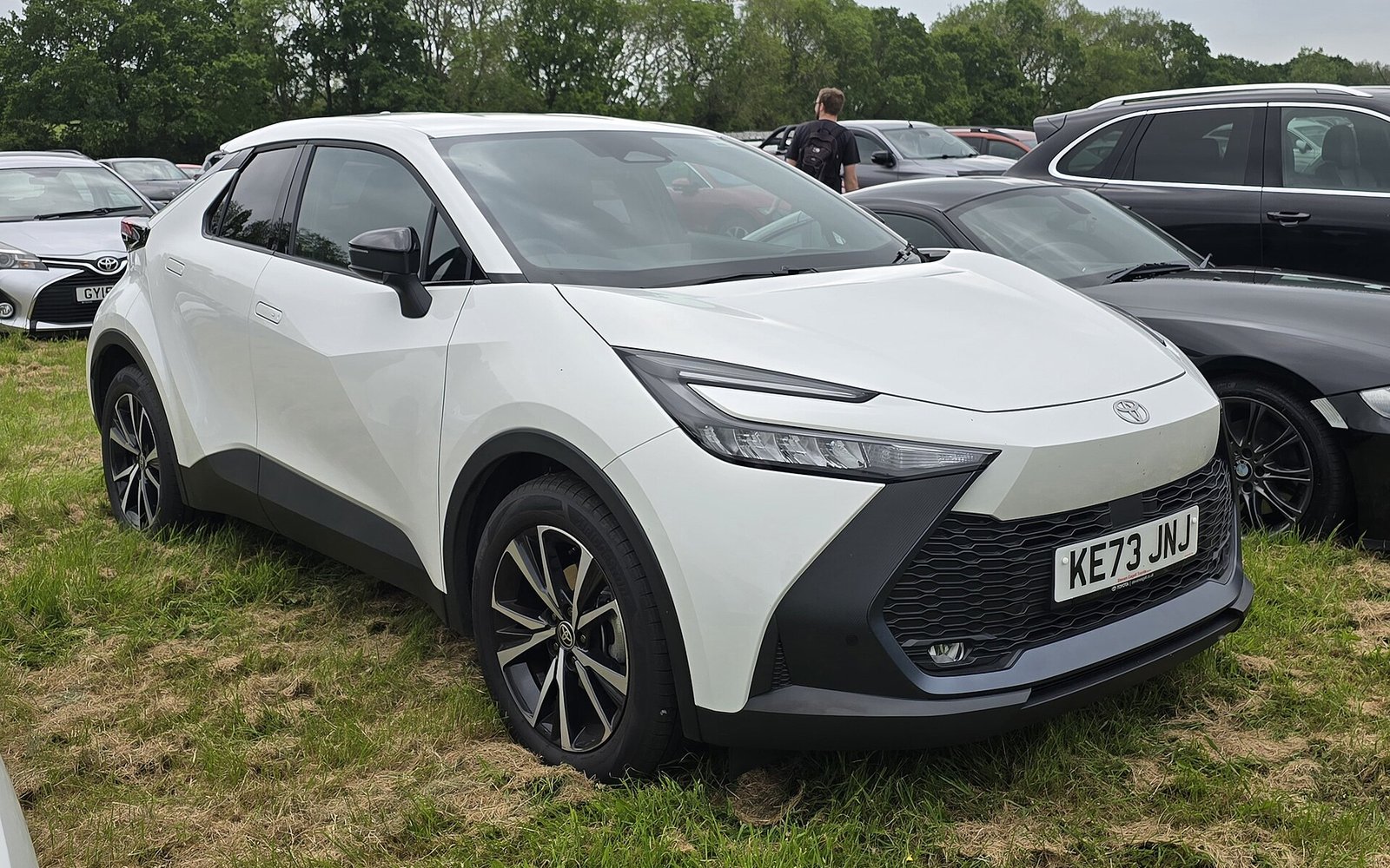 Аренда Toyota C-HR 2024 в Дубае