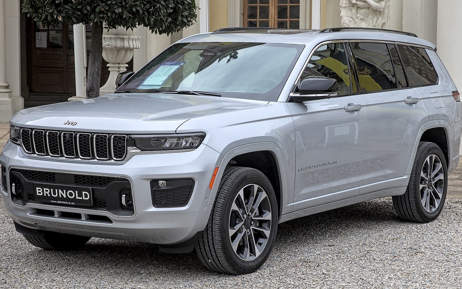 Аренда Jeep Grand Cherokee 2024 в Дубае