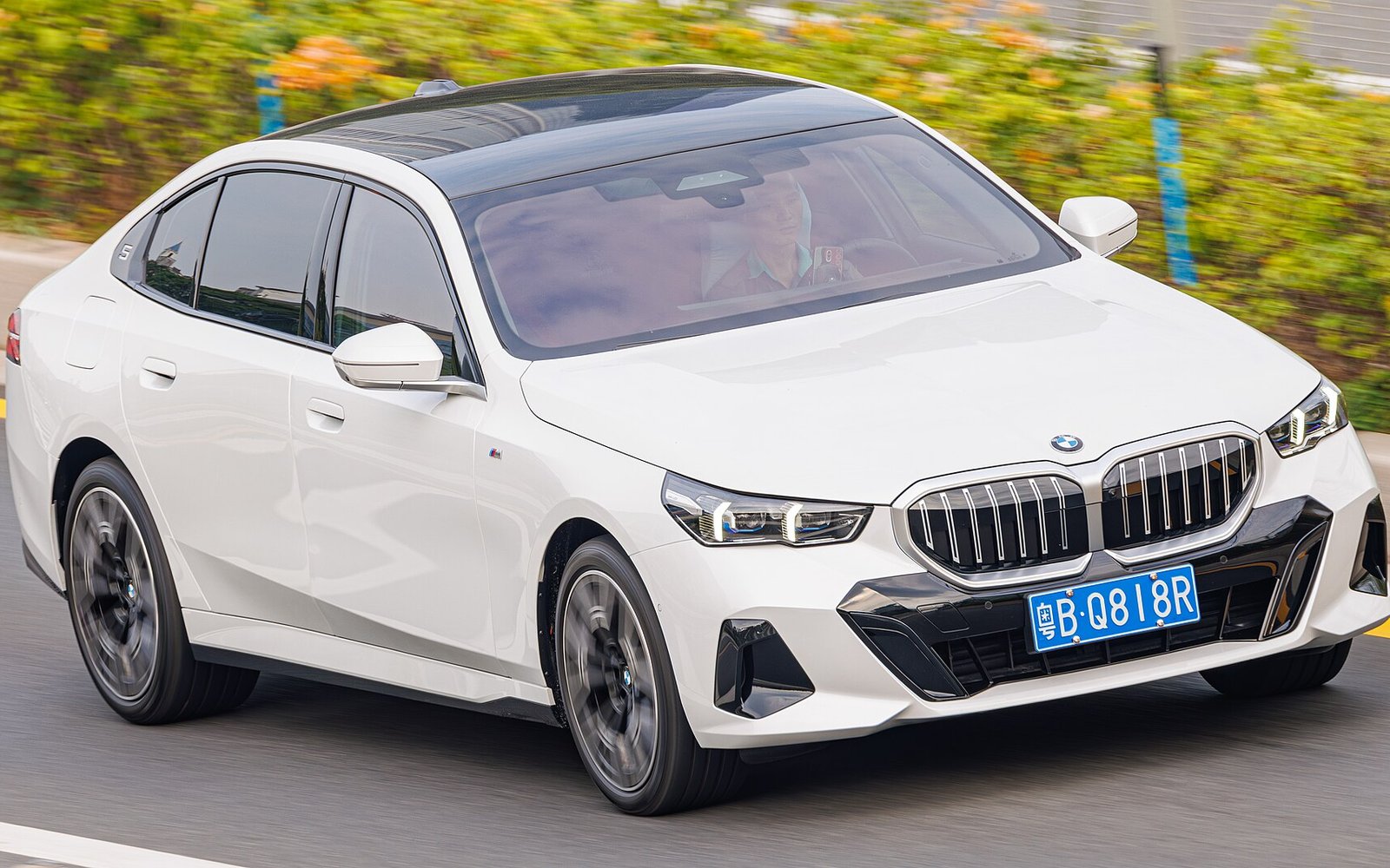 BMW 520i 2025 в аренду в Дубае