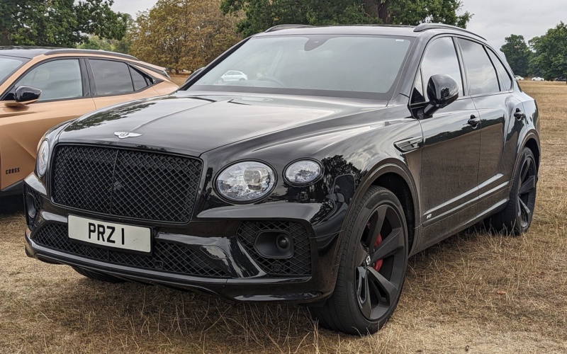 Bentley Bentayga 2023 в аренду в Дубае