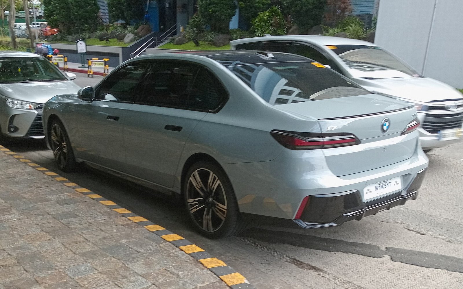 BMW i7 xDrive60 2024 a noleggio a Dubai