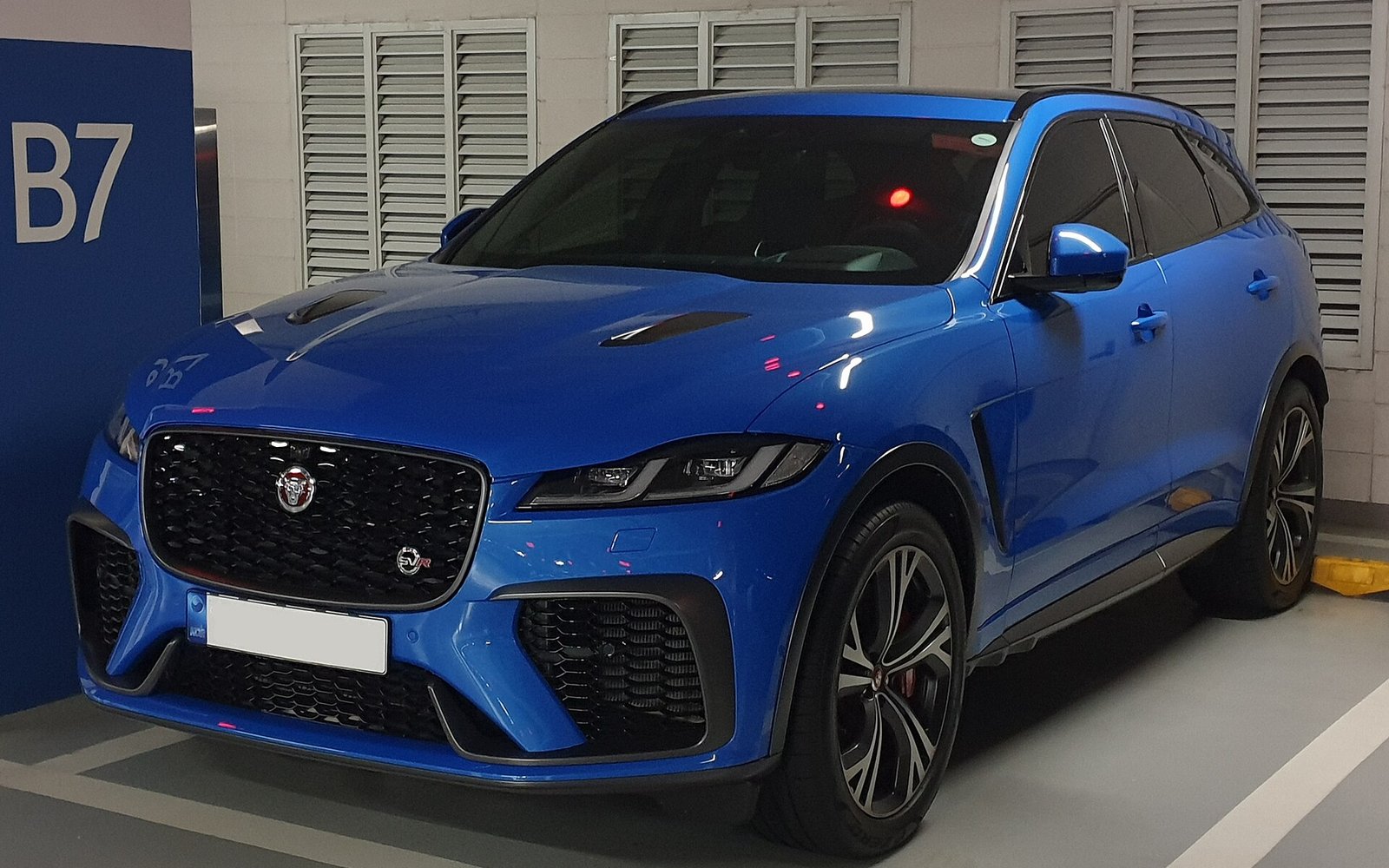 Jaguar F-Pace 2024 a noleggio a Dubai
