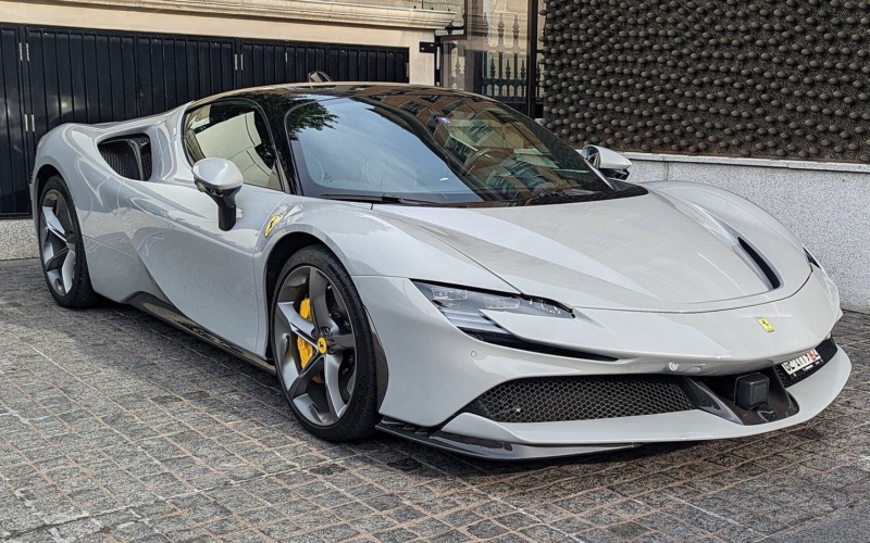 Ferrari SF90 Stradale 2023 в аренду в Дубае