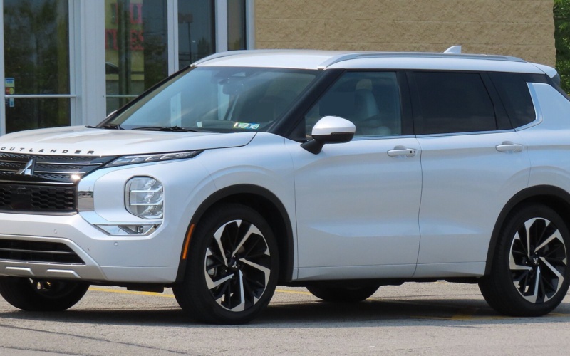 Mitsubishi Outlander 2024 в аренду в Дубае