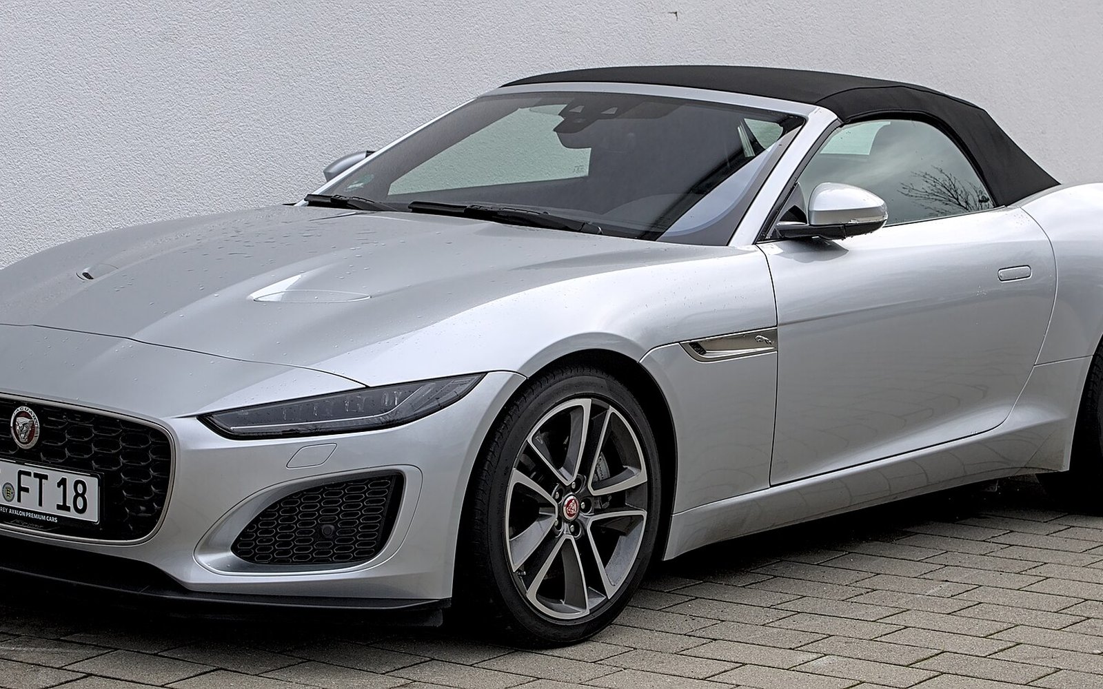 Jaguar F-Type Convertible 2024 в аренду в Дубае